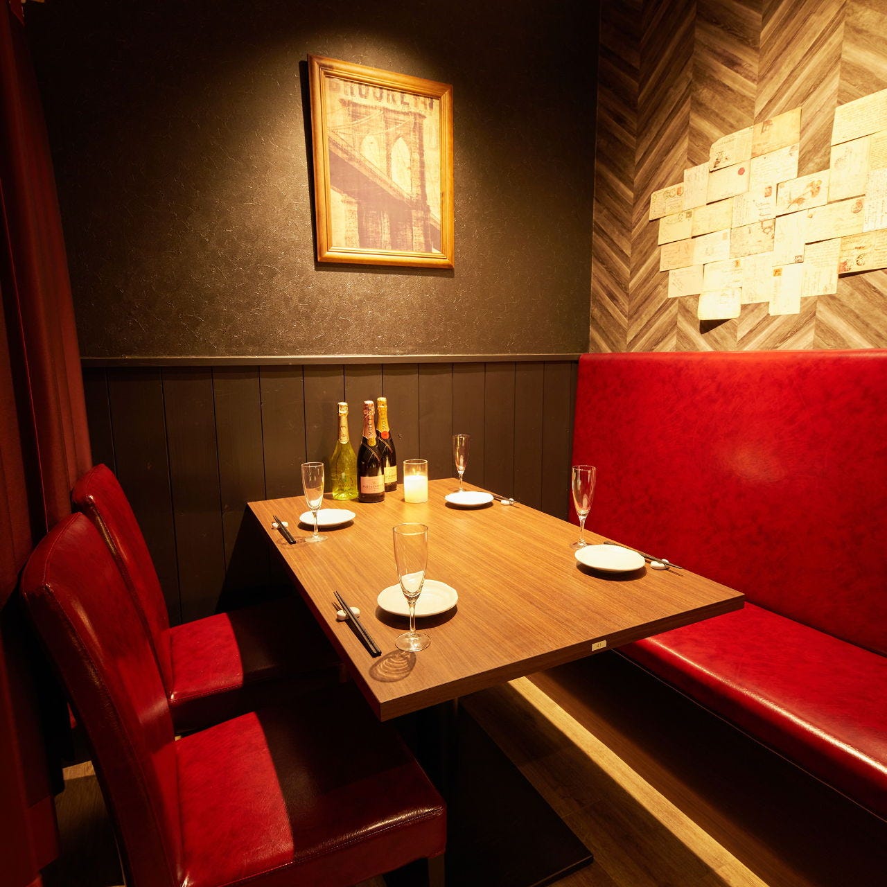 ブラウンの壁やテーブルと赤いソファで大人な内観