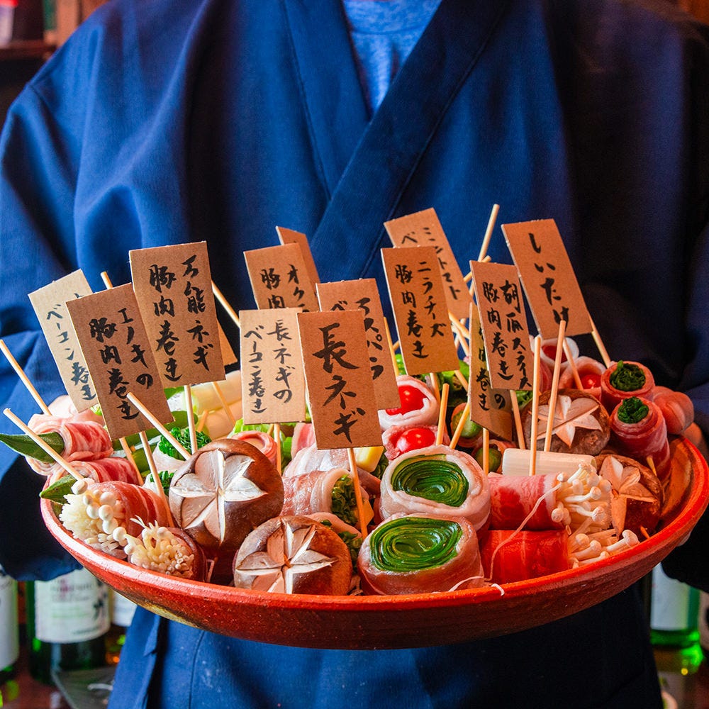 お皿に盛りつけられている博多風三元豚の野菜巻き