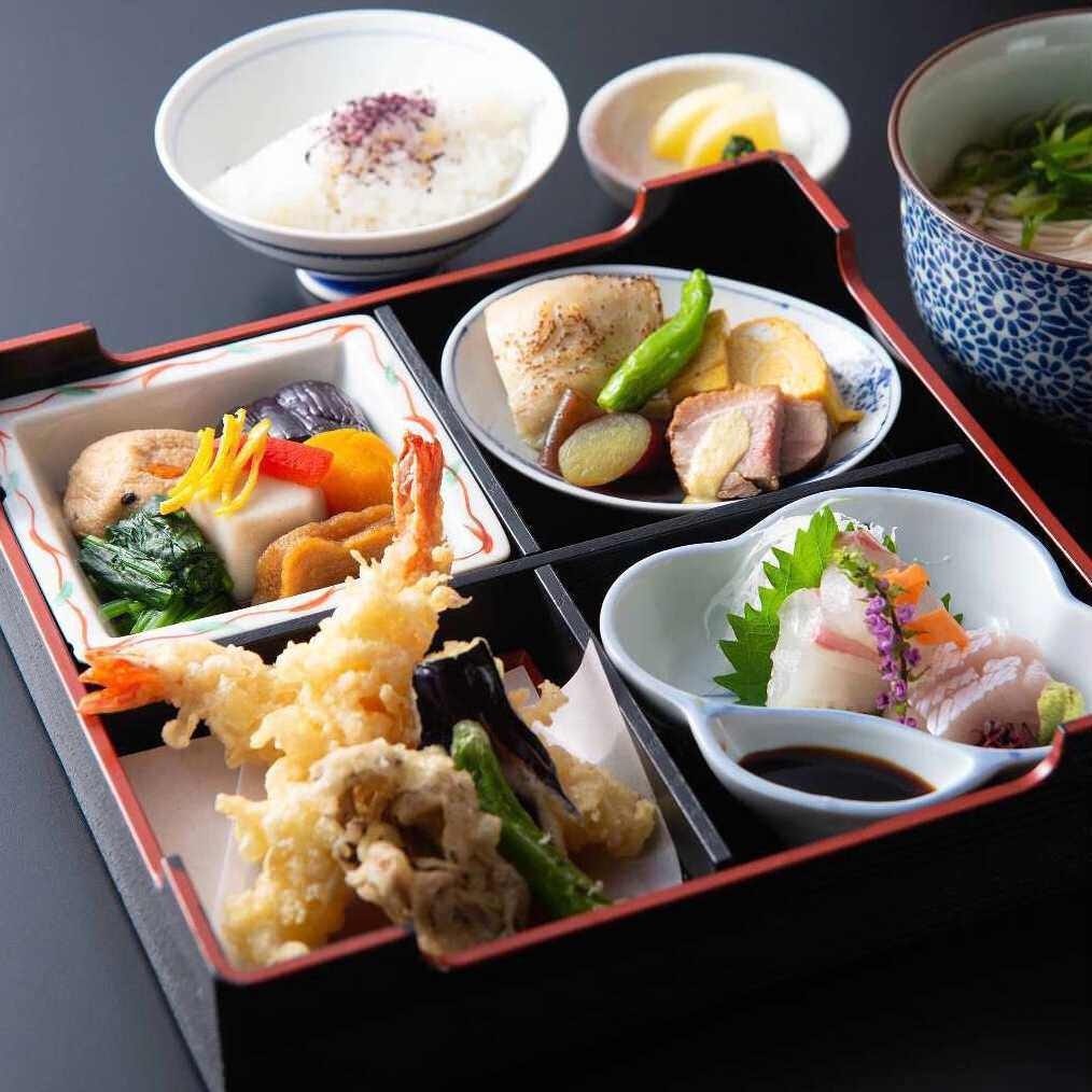 松花堂弁当やミニ蕎麦がついた懐石コースもございます。