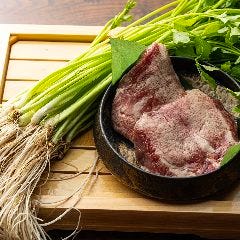 香り、食感、出汁の旨味。三拍子揃った「せり鍋」