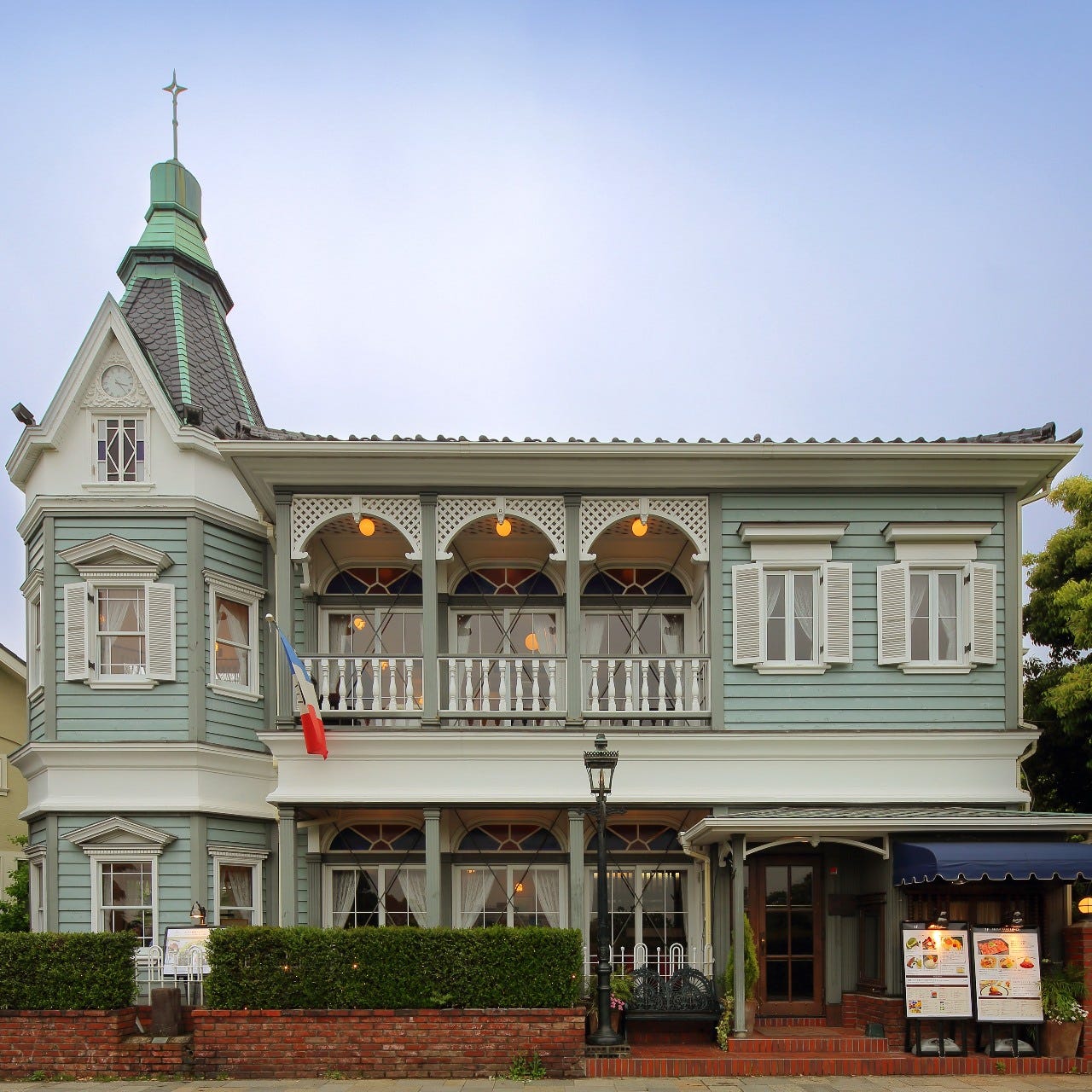 おしゃれな洋館の山手十番館 レストランカフェの外観