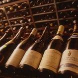 ワインセラーには選び抜いたおすすめの３０種以上のワイン