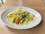 ムール貝とそら豆の燻製クリームソース