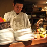 調理師の資格をとった後にホテル等で修業をし、利き酒師の和食シェフの兄とお店を切り盛りしている。