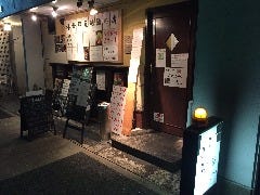 100ｍ程進むと、右手に回転灯が見えてきます。こちらが当店の入口です。大曽根で美味い日本酒を飲むなら「これから」で決まりです！