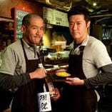 ビストロ料理人のシェフ(右)と店長で利き酒師の和食シェフ(左)