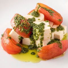 ヘルシーで美味しい一品♪ トマトと豆腐のバジルソースサラダ