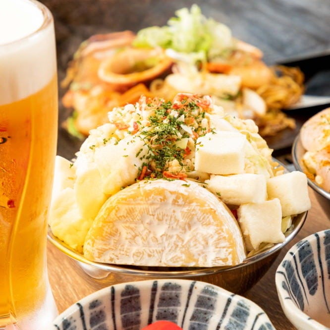 具だくさんに入ったもんじゃとビールが並べられている様子