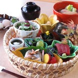 加賀料理に京の四季を融合。季節を彩る会席をお楽しみください。