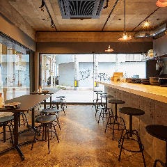 開放感抜群の店内で肩肘張らず素敵な時間を過ごしてみては