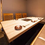引き戸で仕切られた3室のテーブル個室は、それぞれ2～5名様に対応。