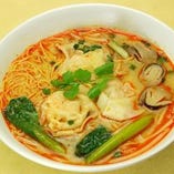 特製玉子麺、海老ワンタン入り（トムヤムスープ）