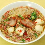 細米麺、チャーシュー・豚挽肉・魚団子入り（ピリ辛スープ）