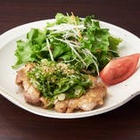 鶏肉のネギ塩たれがけ