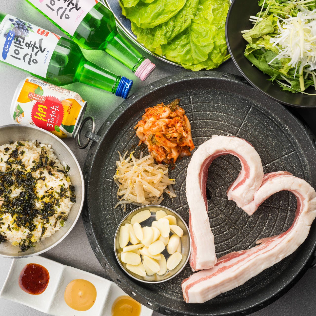 テーブルに並んだサムギョプサルやチャミスル