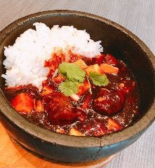 【テイクアウトランチ】豚角煮と豆腐のピリ辛石鍋ごはん