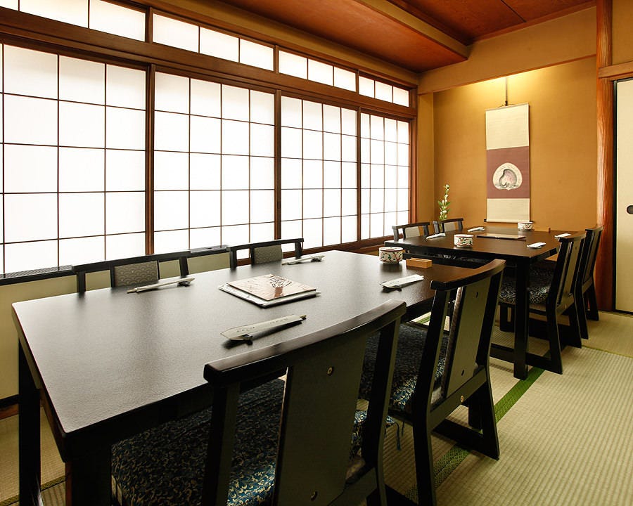 上野のふぐ料理店さんとも畳に障子、和の趣あふれる店内