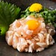 朝〆の新鮮な味わい！ささみで卵黄塩ユッケ