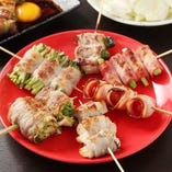 《名物》新鮮な野菜をふんだんに使い豚バラで巻いた串焼きです♪