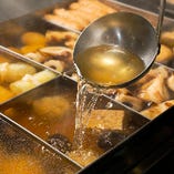 しょう油を使わず昆布と鰹節、調味料は塩だけを使用した伝統の出し汁は繊細で優しい味わい