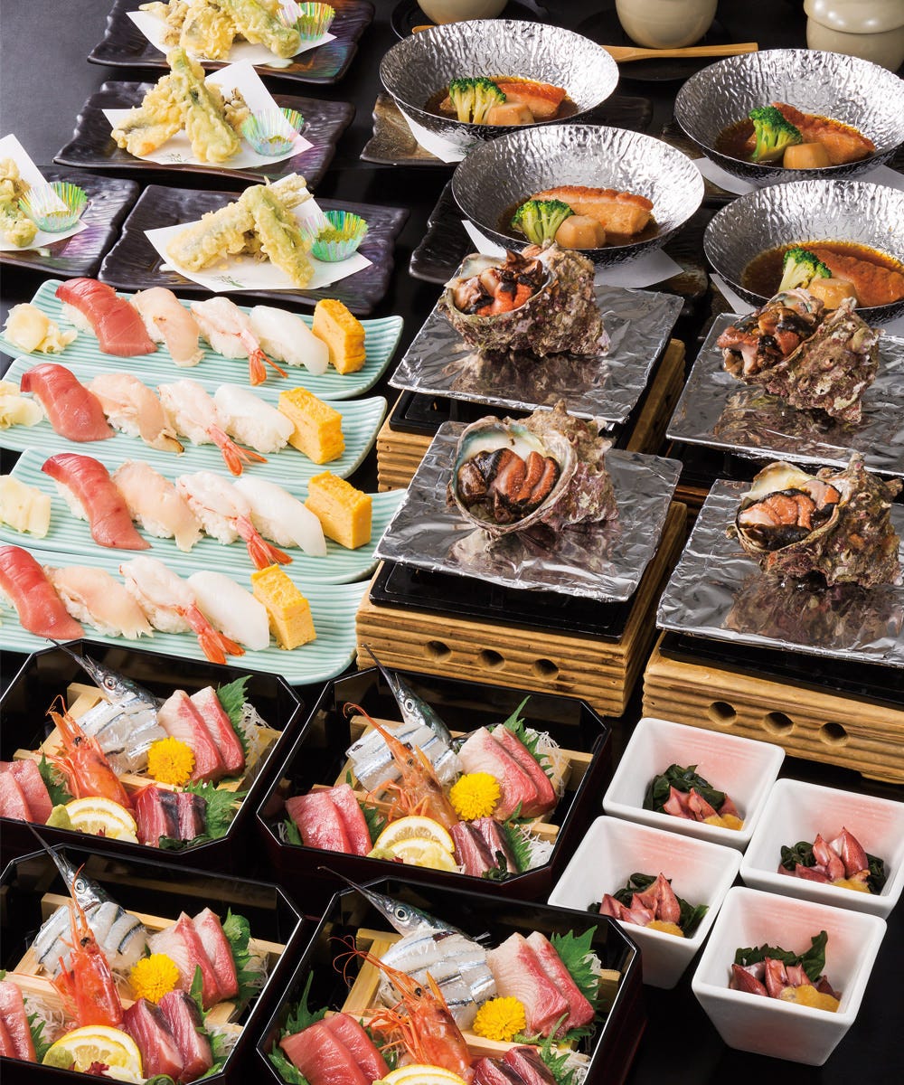 すし屋 銀蔵 南越谷店の刺身やお寿司などが並んでいる様子