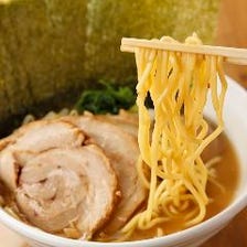 濃厚スープと相性抜群の自家製麺！