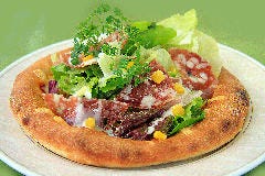 朝摘みハーブとサラダをのせたヘルシーピッツァランチ<土日祝日も毎日ランチやってます>