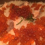 【食　事】秋鮭 親子炊き込み土鍋飯