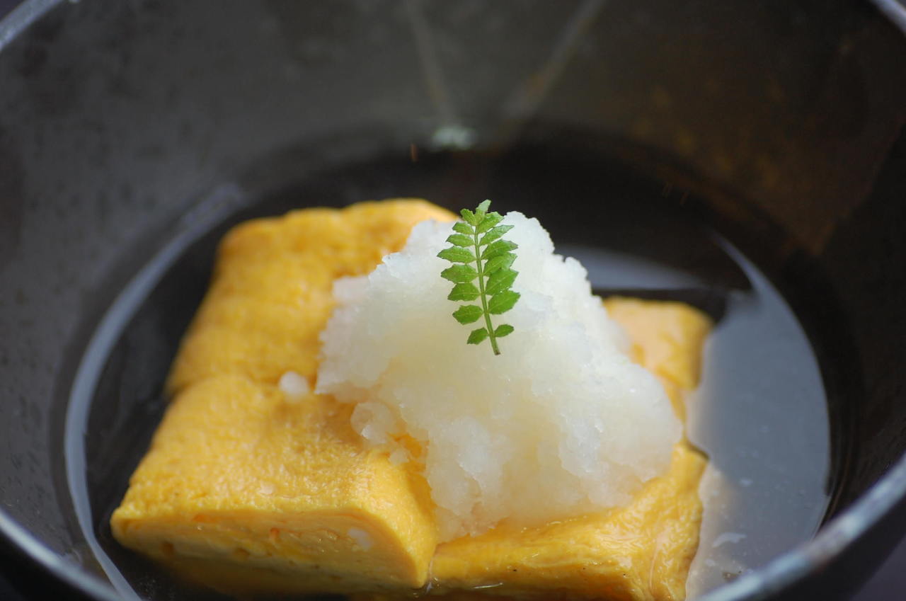 おでん 鳥料理 おぐ羅 分店_人気の出し巻き玉子
おでん出汁と共に