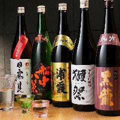 おでん 鳥料理 おぐ羅 分店_人気の獺祭の他、黒龍、日高見など珍しい日本酒も数多く揃う