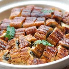 おでん 鳥料理 おぐ羅 分店_■うなぎ土鍋ごはんとおでんコース
おでん出汁で炊いた自慢の茶めしのうなぎ土鍋ごはんをメインにした、おでんも楽しめるコース。
季節の食材を使用した揚げ物、焼き物など素材の旨味を引き出す極上の一品でご用意しております。
