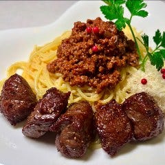 ミートソースと牛サイコロステーキのパスタ【肉好きにはたまらない超一品です】