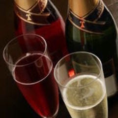 新感覚の料理が楽しめるコース。　　みんなで乾杯！！