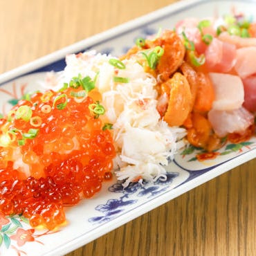 原宿牡蠣屋 TokyoSeafood_豪華食材をのせた牡蠣や季節の鮮魚