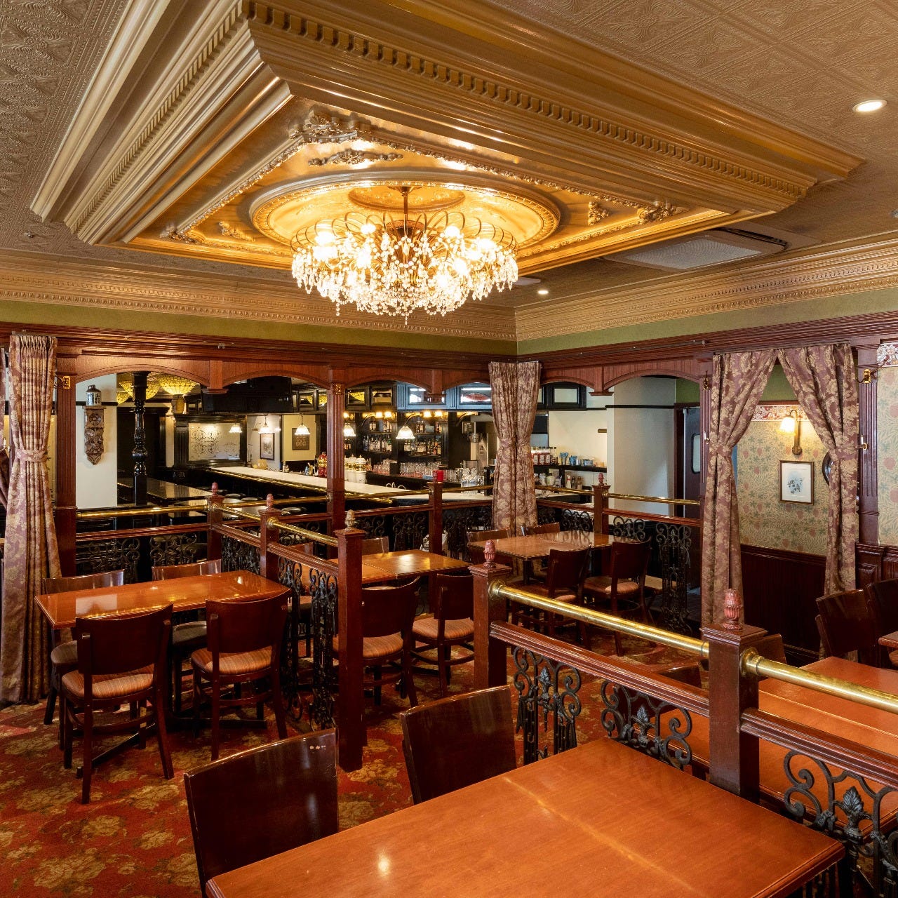 シャンデリアがかけられたザアールシーアームズ秋葉原店の店内の様子