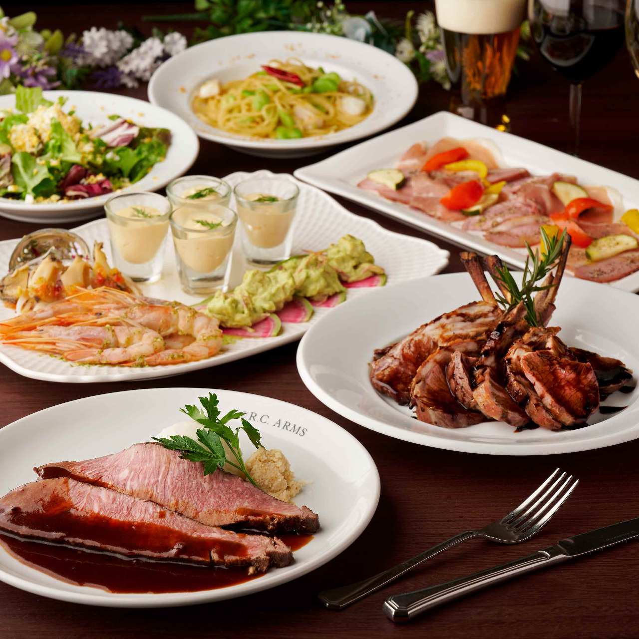 ローストビーフやサラダなどザアールシーアームズ秋葉原店の料理が並べられている様子