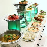 冷製料理と温製料理を大皿でご用意、忘年会や新年会をはじめ、様々なパーティーにもピッタリ