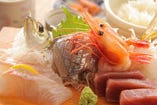 定食メニューのほか、天ぷら・海鮮丼もご用意。