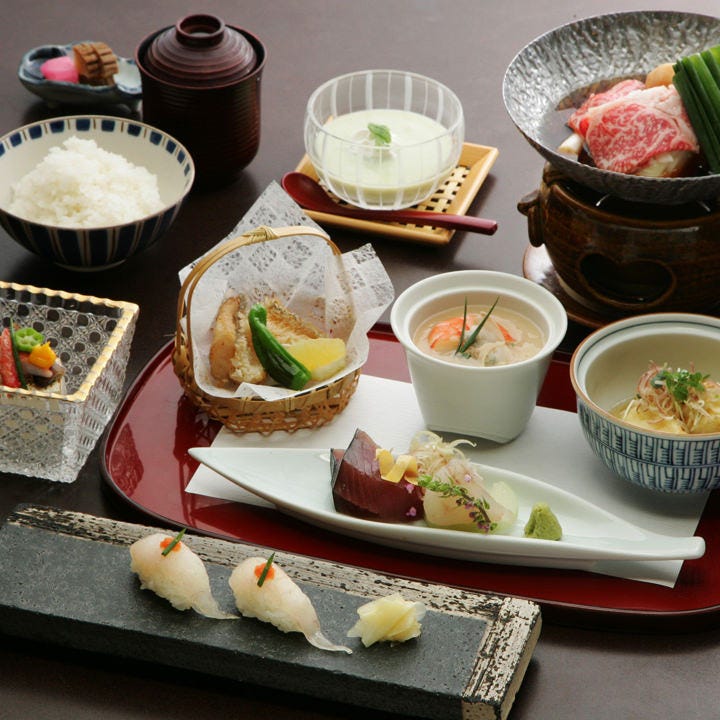 テーブルを彩る四季折々の食材と職人技が光る季節の京懐石