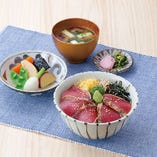 鰹のたたき丼
高知の司本店で1日100杯以上も出る人気メニュー！