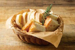 ランチは全ての料理に自家製フォカッチャ付き！！