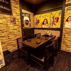 レトロなポスターが貼られた居酒屋の内観