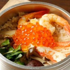 一合釜でお出しする釜めしを始めた元祖の店。変わらぬ味をどうぞ