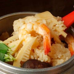 厳選食材を一緒に炊き上げることで、お米に素材の旨味が凝縮。