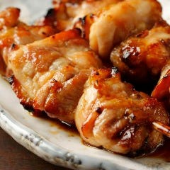 香ばしく焼き上げた焼鳥も名物。肉汁が溢れます。