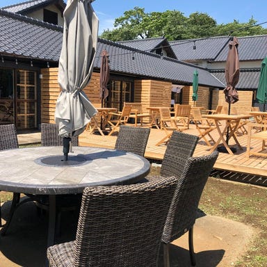 あすなろダイニング&里カフェ_里山の景色を一望できるテラス席。自然の中でカフェランチをお楽しみください。