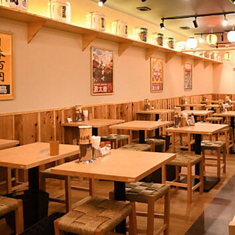 カジュアルなテーブル席が並んでいる激太鳥げきぶとり 北千住店の店内の様子