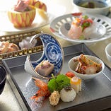 [懐石の技]
日本料理の職人の技で季節感と彩りあるお料理を…