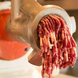 お肉は毎日店舗で挽いています