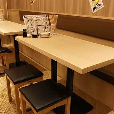 蒸 なんで、や さいたま新都心店_【テーブル】雰囲気自慢!和と中華のテイスト溢れる明るい店内は様々なシーンで♪